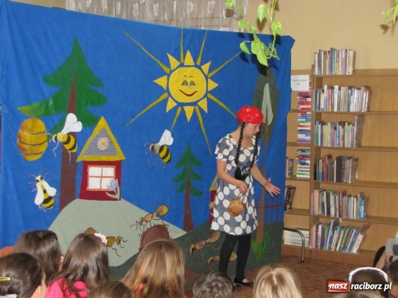 Zdjęcie w galerii na portalu naszraciborz.pl: Dzień książki z teatrem MASKA wiadomości z regionu