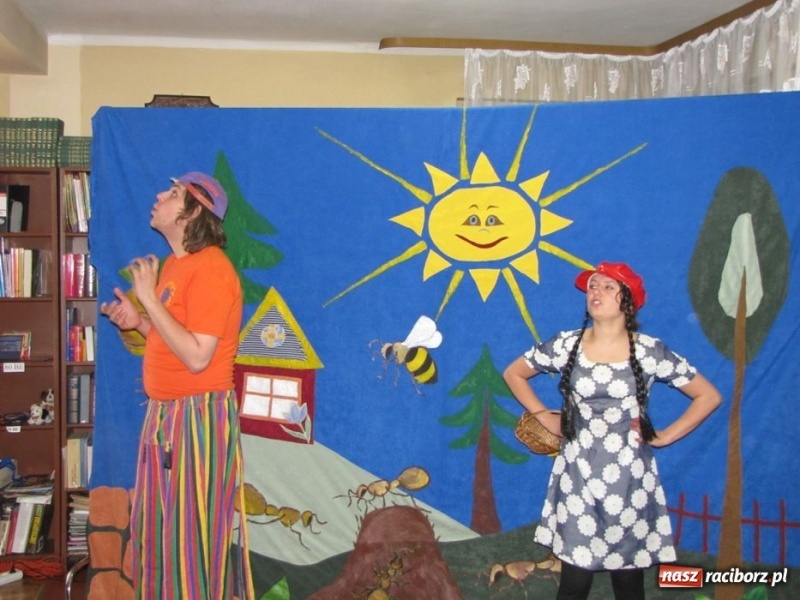 Zdjęcie w galerii na portalu naszraciborz.pl: Dzień książki z teatrem MASKA wiadomości z regionu