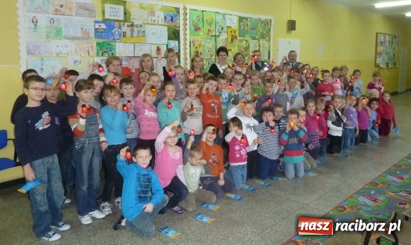 Zdjęcie w galerii na portalu naszraciborz.pl: Hej pierwszaku, noś odblaski w placaku! wiadomości z regionu
