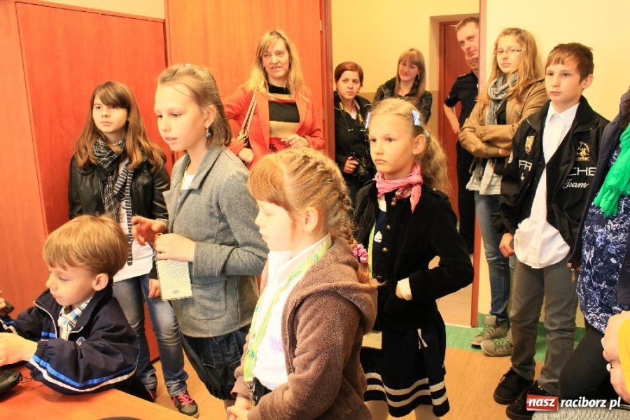 Zdjęcie w galerii na portalu naszraciborz.pl: Laureaci konkursu zwiedzili komendę wiadomości z regionu