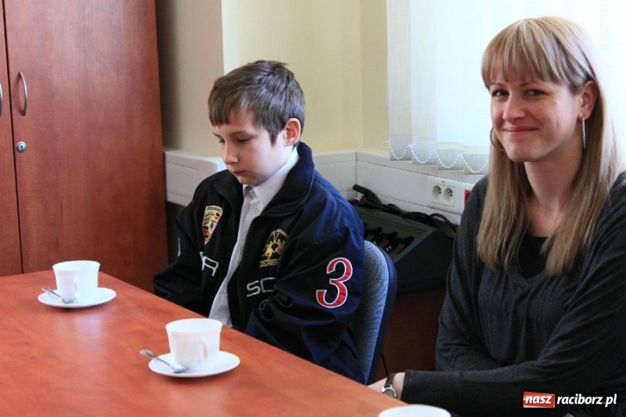 Zdjęcie w galerii na portalu naszraciborz.pl: Laureaci konkursu zwiedzili komendę wiadomości z regionu