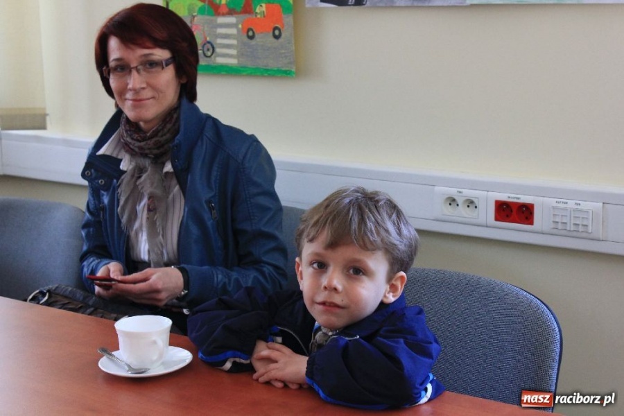 Zdjęcie w galerii na portalu naszraciborz.pl: Laureaci konkursu zwiedzili komendę wiadomości z regionu