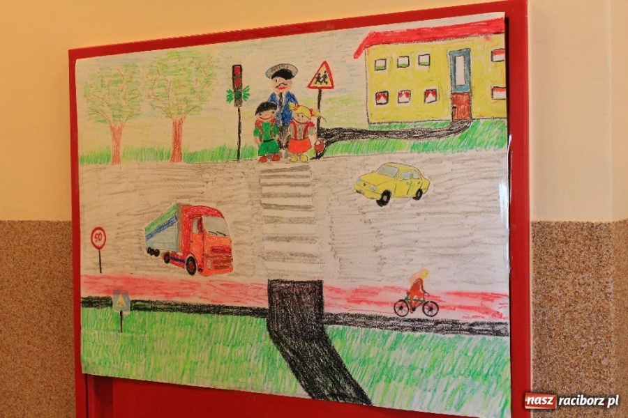 Zdjęcie w galerii na portalu naszraciborz.pl: Laureaci konkursu zwiedzili komendę wiadomości z regionu