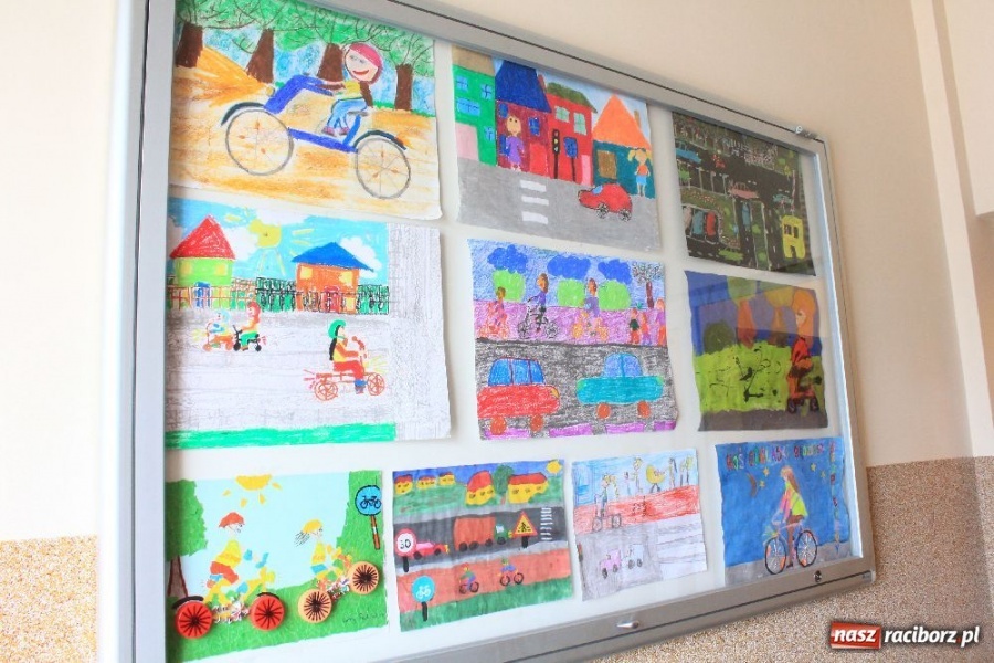 Zdjęcie w galerii na portalu naszraciborz.pl: Laureaci konkursu zwiedzili komendę wiadomości z regionu