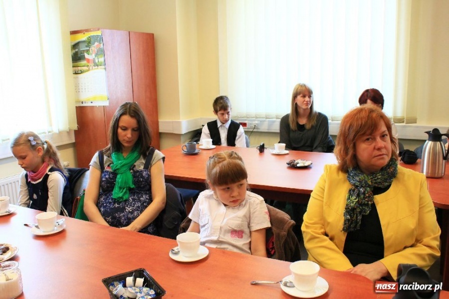 Zdjęcie w galerii na portalu naszraciborz.pl: Laureaci konkursu zwiedzili komendę wiadomości z regionu