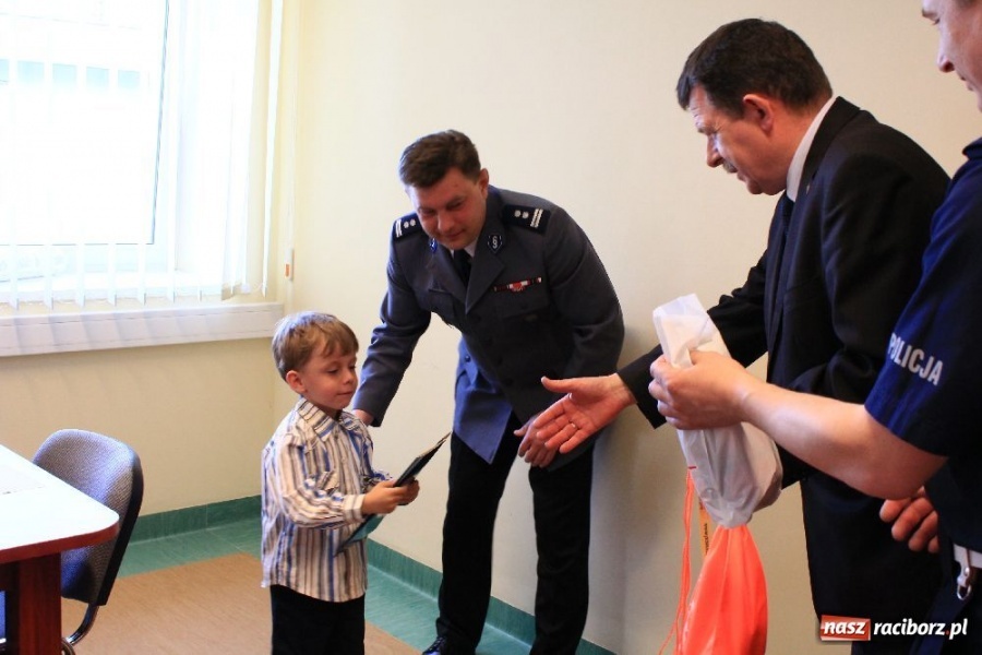 Zdjęcie w galerii na portalu naszraciborz.pl: Laureaci konkursu zwiedzili komendę wiadomości z regionu