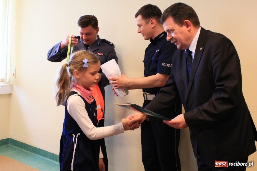 Zdjęcie w galerii na portalu naszraciborz.pl: Laureaci konkursu zwiedzili komendę wiadomości z regionu