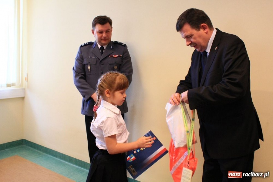 Zdjęcie w galerii na portalu naszraciborz.pl: Laureaci konkursu zwiedzili komendę wiadomości z regionu
