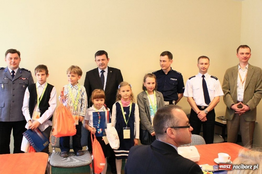 Zdjęcie w galerii na portalu naszraciborz.pl: Laureaci konkursu zwiedzili komendę wiadomości z regionu