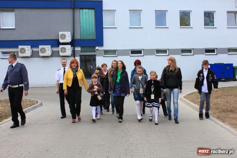 Zdjęcie w galerii na portalu naszraciborz.pl: Laureaci konkursu zwiedzili komendę wiadomości z regionu