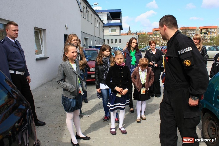 Zdjęcie w galerii na portalu naszraciborz.pl: Laureaci konkursu zwiedzili komendę wiadomości z regionu
