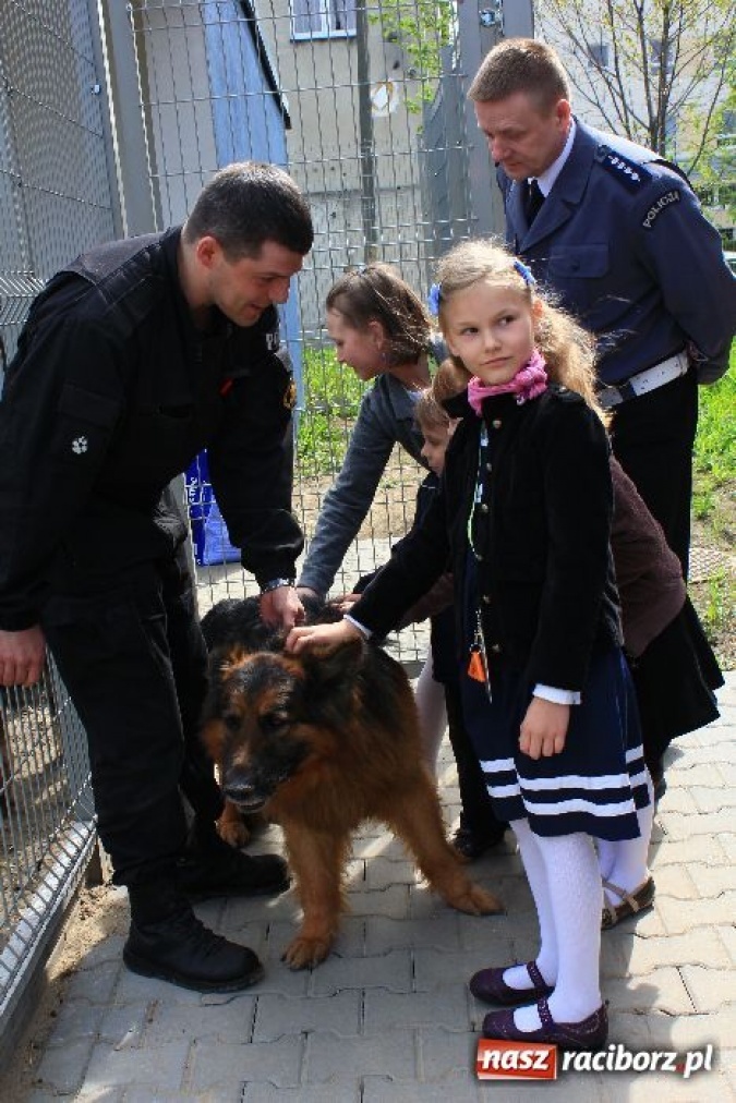 Zdjęcie w galerii na portalu naszraciborz.pl: Laureaci konkursu zwiedzili komendę wiadomości z regionu
