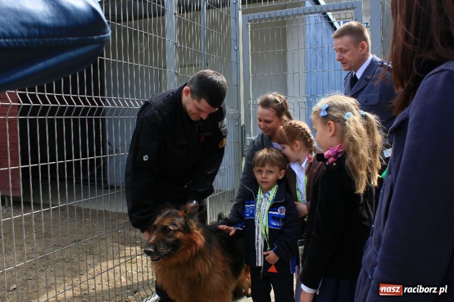 Zdjęcie w galerii na portalu naszraciborz.pl: Laureaci konkursu zwiedzili komendę wiadomości z regionu