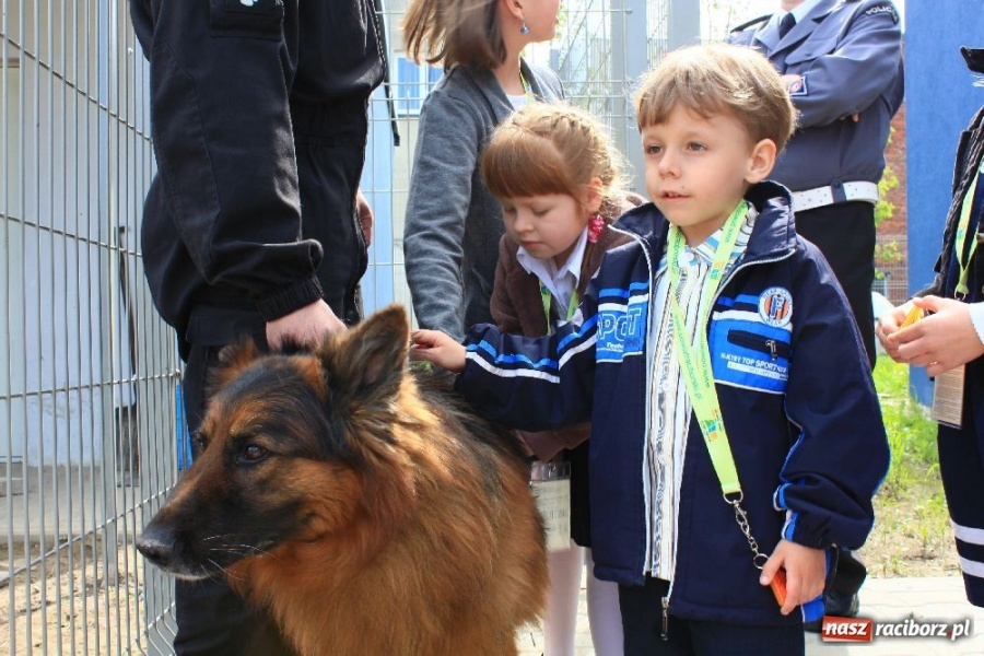 Zdjęcie w galerii na portalu naszraciborz.pl: Laureaci konkursu zwiedzili komendę wiadomości z regionu