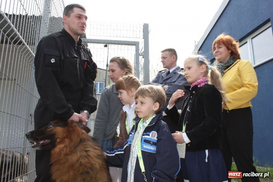 Zdjęcie w galerii na portalu naszraciborz.pl: Laureaci konkursu zwiedzili komendę wiadomości z regionu