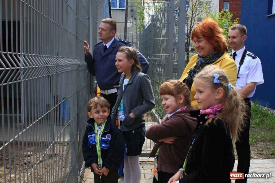 Zdjęcie w galerii na portalu naszraciborz.pl: Laureaci konkursu zwiedzili komendę wiadomości z regionu