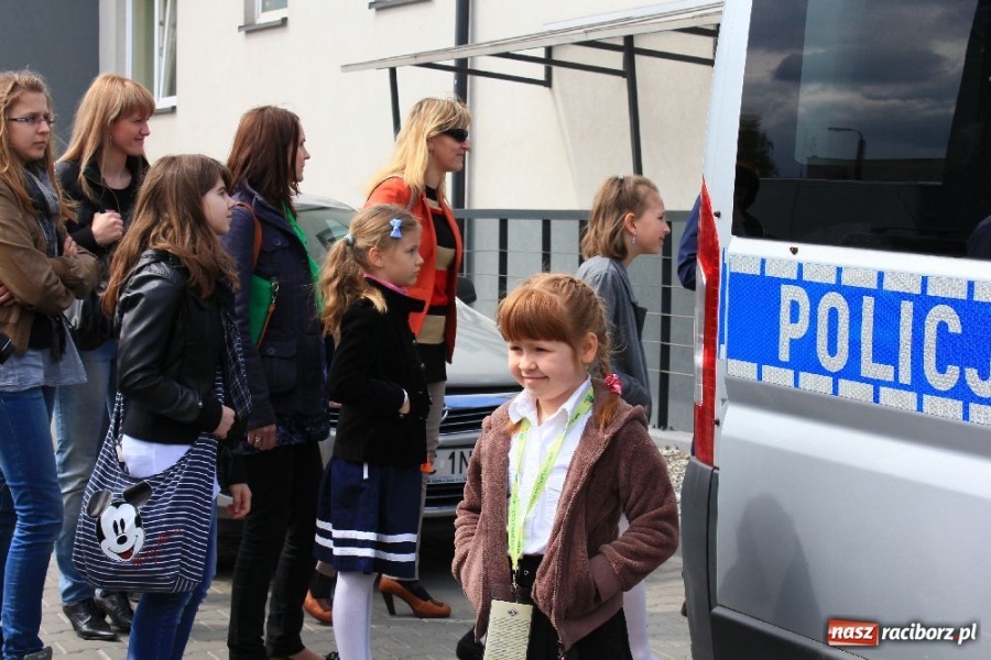Zdjęcie w galerii na portalu naszraciborz.pl: Laureaci konkursu zwiedzili komendę wiadomości z regionu
