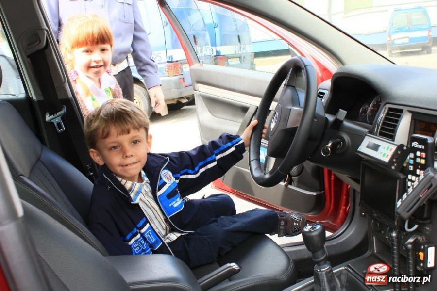 Zdjęcie w galerii na portalu naszraciborz.pl: Laureaci konkursu zwiedzili komendę wiadomości z regionu