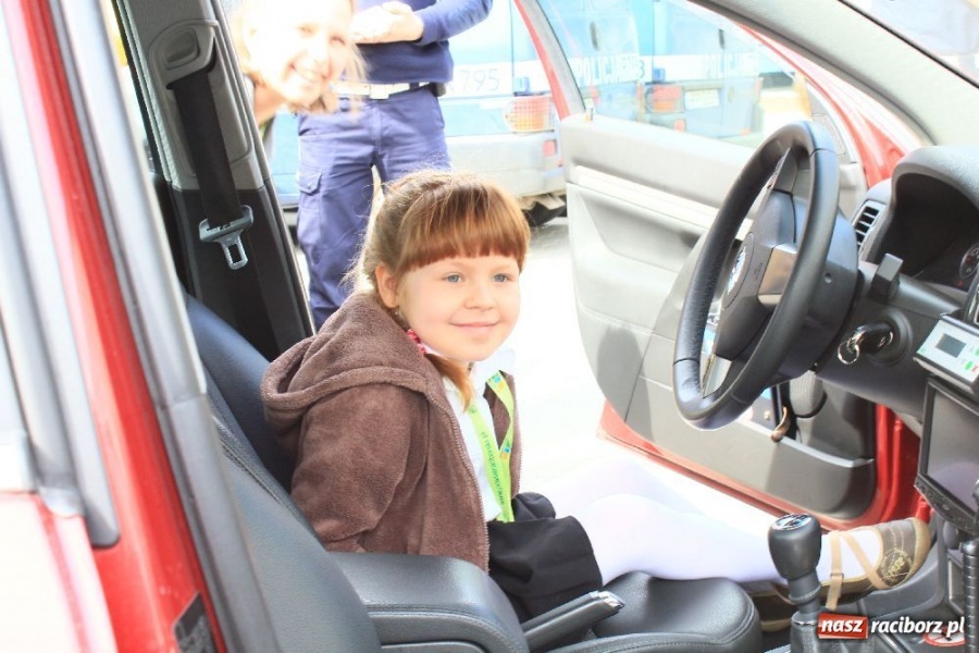 Zdjęcie w galerii na portalu naszraciborz.pl: Laureaci konkursu zwiedzili komendę wiadomości z regionu