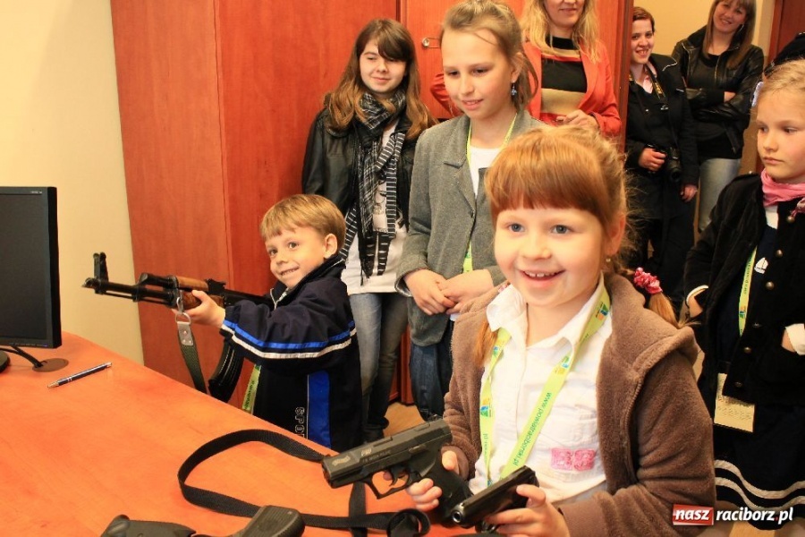 Zdjęcie w galerii na portalu naszraciborz.pl: Laureaci konkursu zwiedzili komendę wiadomości z regionu