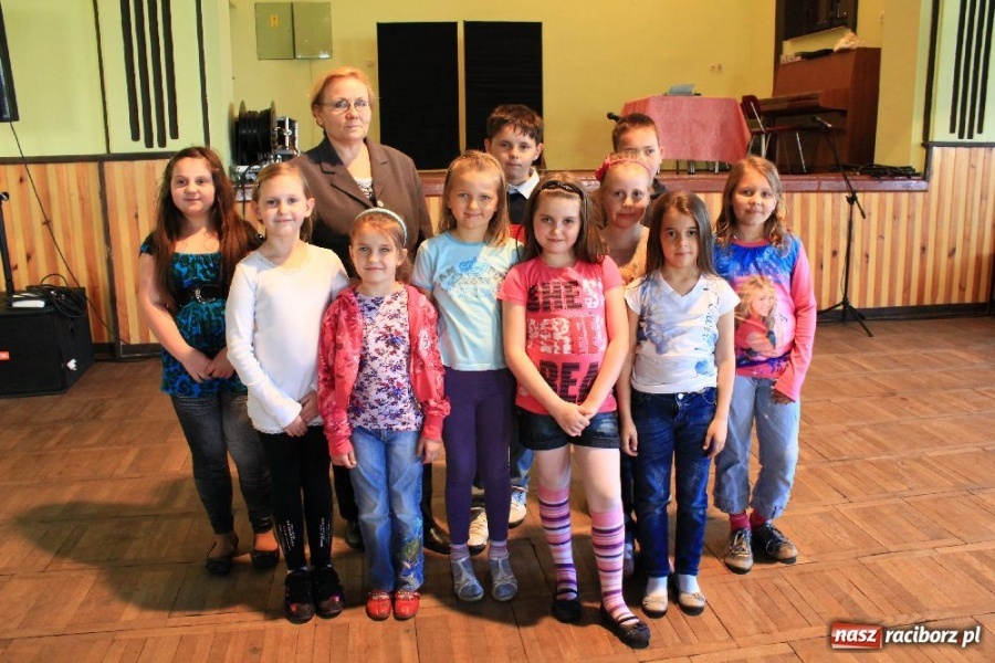 Zdjęcie w galerii na portalu naszraciborz.pl: Bajka Trójkątna na Dni Książki w Borucinie wiadomości z regionu