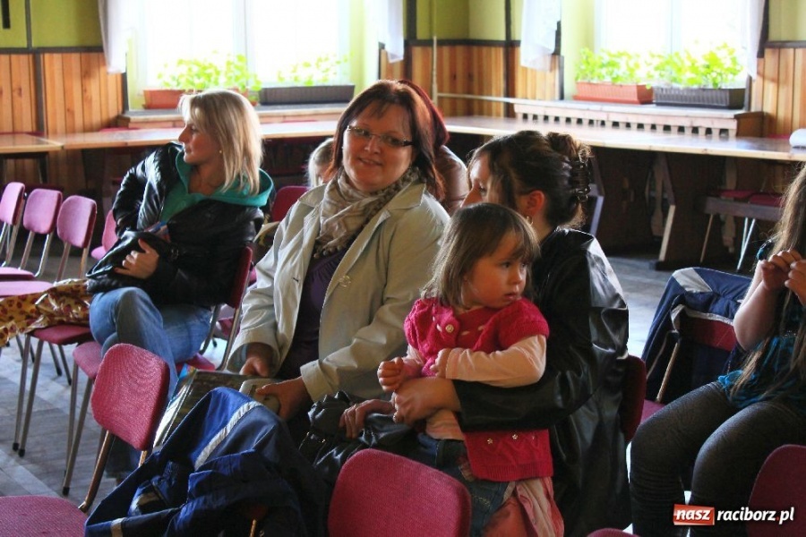 Zdjęcie w galerii na portalu naszraciborz.pl: Bajka Trójkątna na Dni Książki w Borucinie wiadomości z regionu