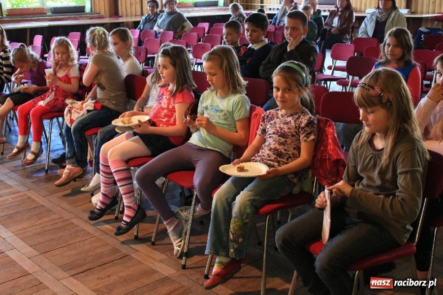 Zdjęcie w galerii na portalu naszraciborz.pl: Bajka Trójkątna na Dni Książki w Borucinie wiadomości z regionu