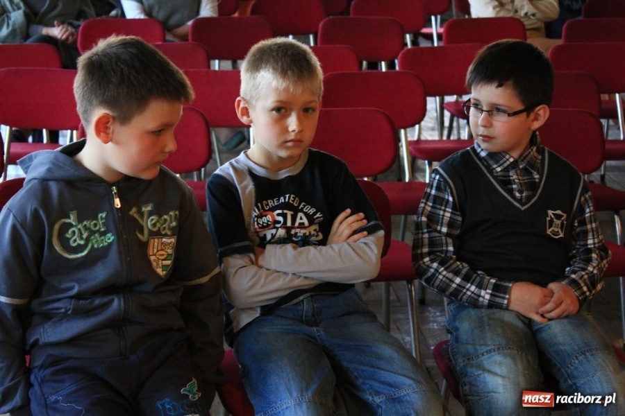 Zdjęcie w galerii na portalu naszraciborz.pl: Bajka Trójkątna na Dni Książki w Borucinie wiadomości z regionu