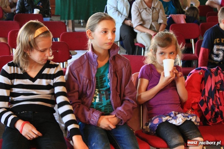 Zdjęcie w galerii na portalu naszraciborz.pl: Bajka Trójkątna na Dni Książki w Borucinie wiadomości z regionu