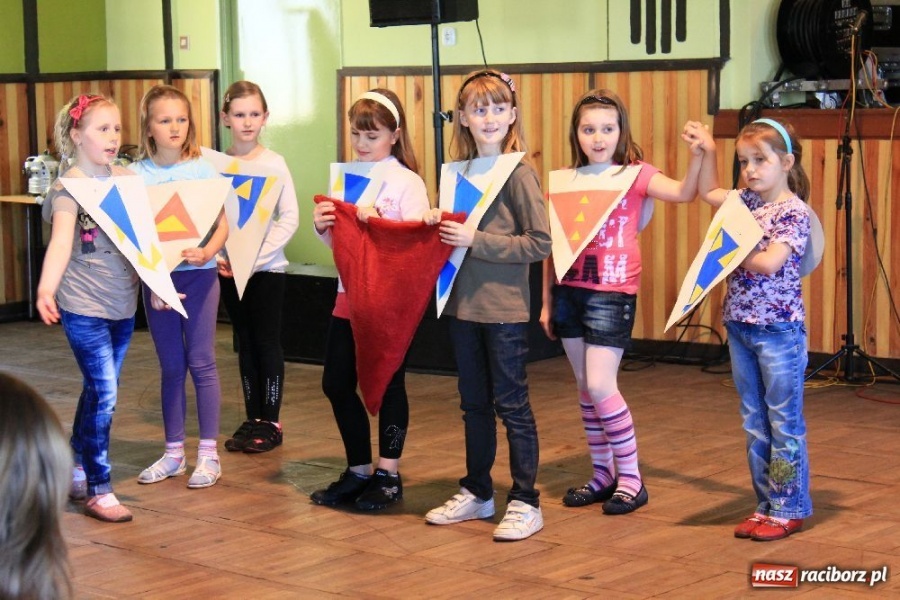 Zdjęcie w galerii na portalu naszraciborz.pl: Bajka Trójkątna na Dni Książki w Borucinie wiadomości z regionu