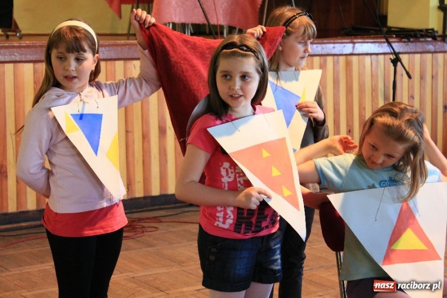 Zdjęcie w galerii na portalu naszraciborz.pl: Bajka Trójkątna na Dni Książki w Borucinie wiadomości z regionu