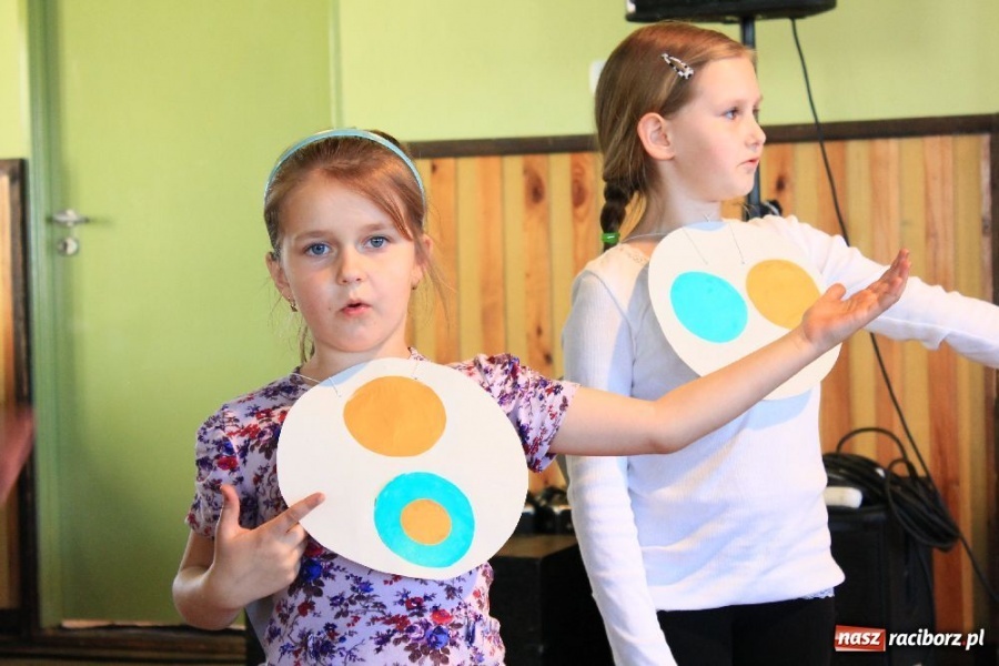 Zdjęcie w galerii na portalu naszraciborz.pl: Bajka Trójkątna na Dni Książki w Borucinie wiadomości z regionu