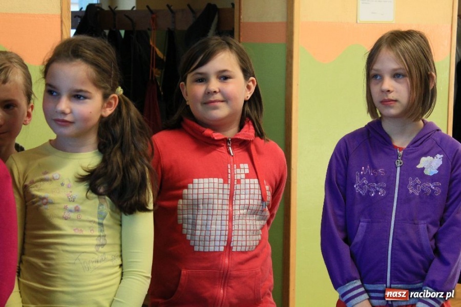 Zdjęcie w galerii na portalu naszraciborz.pl: Pierwszaku! Noś odblaski na plecaku wiadomości z regionu