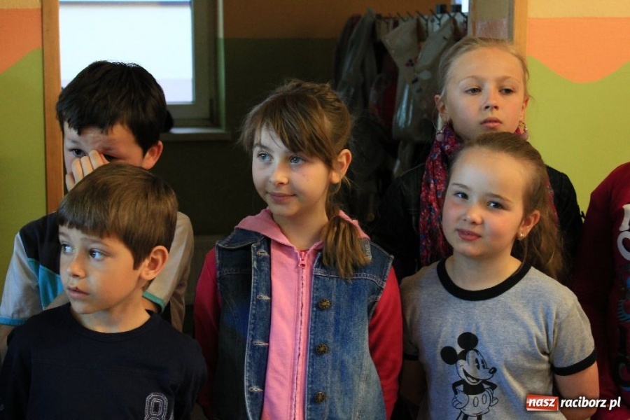 Zdjęcie w galerii na portalu naszraciborz.pl: Pierwszaku! Noś odblaski na plecaku wiadomości z regionu