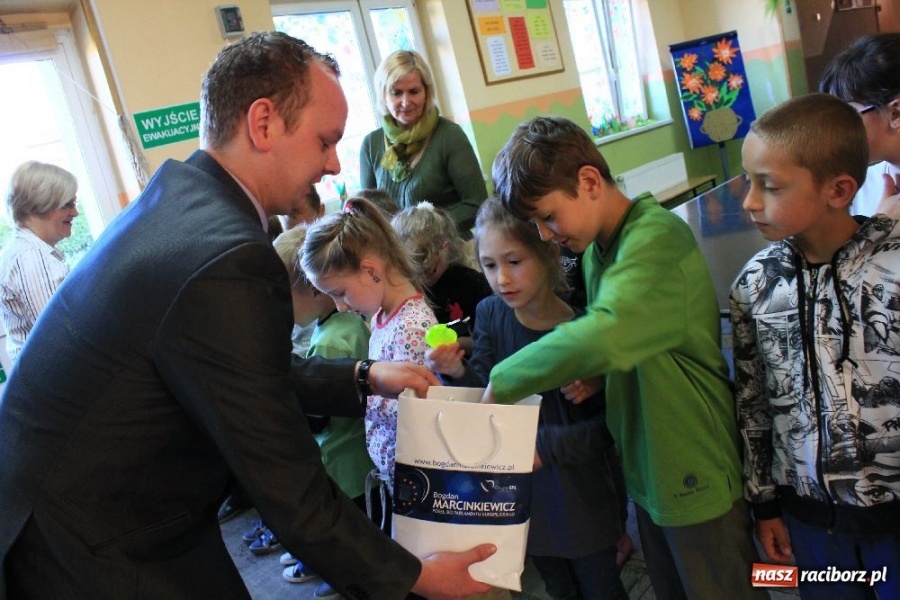 Zdjęcie w galerii na portalu naszraciborz.pl: Pierwszaku! Noś odblaski na plecaku wiadomości z regionu