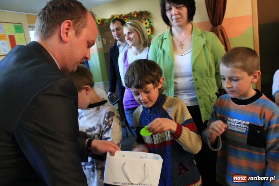 Zdjęcie w galerii na portalu naszraciborz.pl: Pierwszaku! Noś odblaski na plecaku wiadomości z regionu