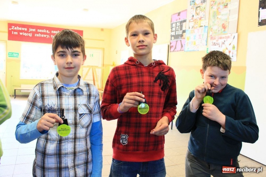 Zdjęcie w galerii na portalu naszraciborz.pl: Pierwszaku! Noś odblaski na plecaku wiadomości z regionu