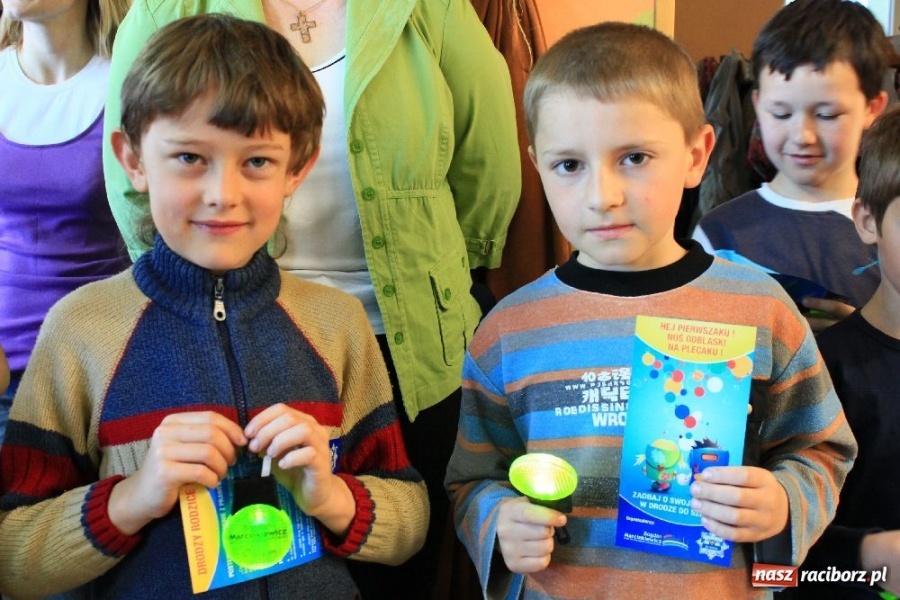 Zdjęcie w galerii na portalu naszraciborz.pl: Pierwszaku! Noś odblaski na plecaku wiadomości z regionu