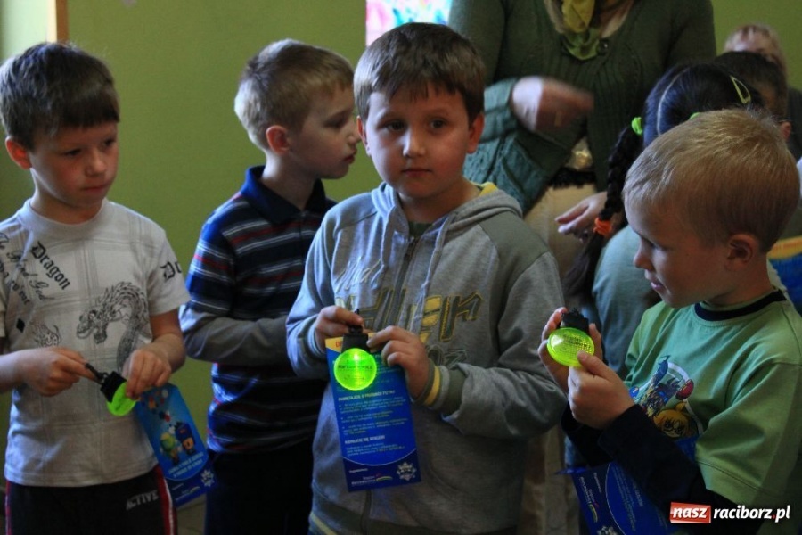 Zdjęcie w galerii na portalu naszraciborz.pl: Pierwszaku! Noś odblaski na plecaku wiadomości z regionu