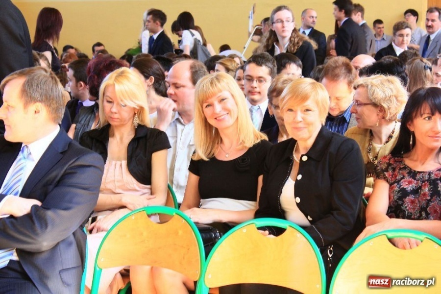 Zdjęcie w galerii na portalu naszraciborz.pl: Maturzyści z II LO zakończyli rok szkolny wiadomości z regionu