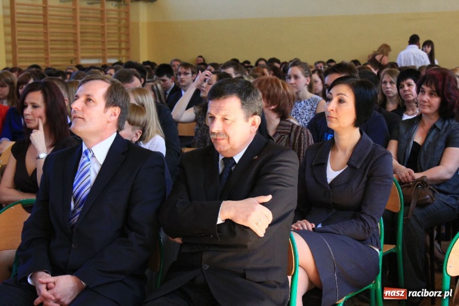 Zdjęcie w galerii na portalu naszraciborz.pl: Maturzyści z II LO zakończyli rok szkolny wiadomości z regionu
