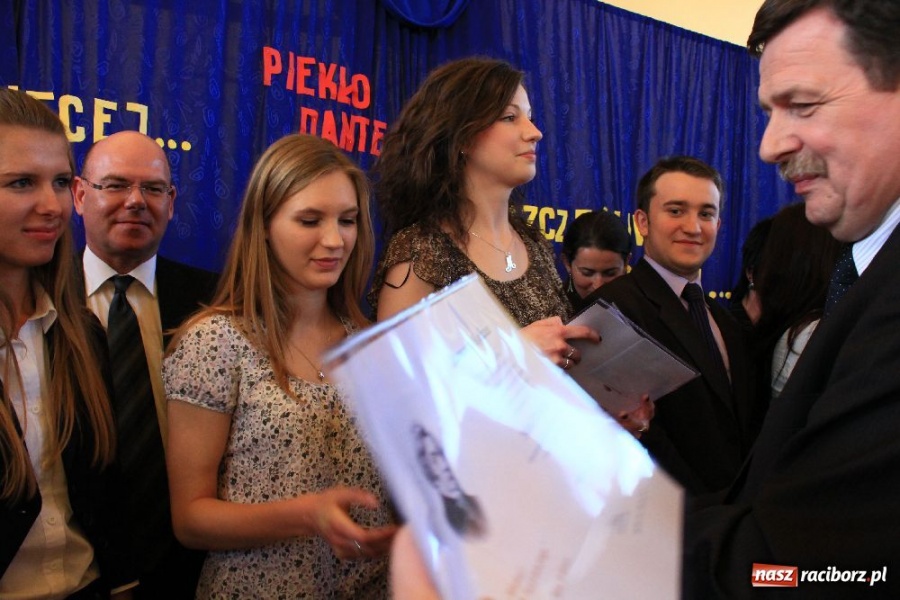 Zdjęcie w galerii na portalu naszraciborz.pl: Maturzyści z II LO zakończyli rok szkolny wiadomości z regionu