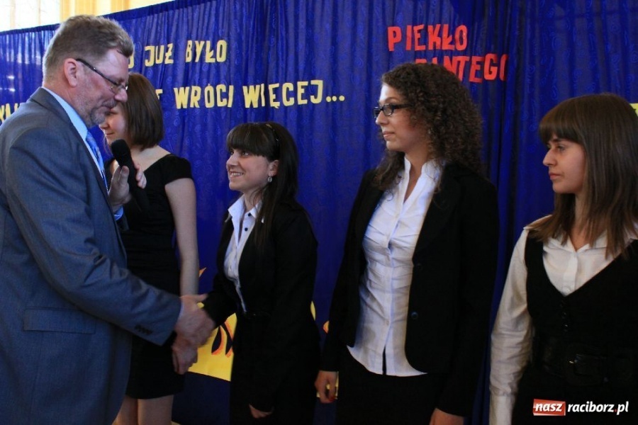 Zdjęcie w galerii na portalu naszraciborz.pl: Maturzyści z II LO zakończyli rok szkolny wiadomości z regionu