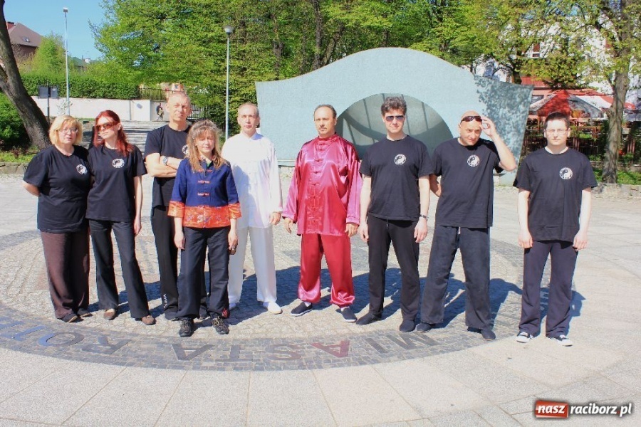 Zdjęcie w galerii na portalu naszraciborz.pl: Światowy Dzień Tai Chi w Parku Roth wiadomości z regionu
