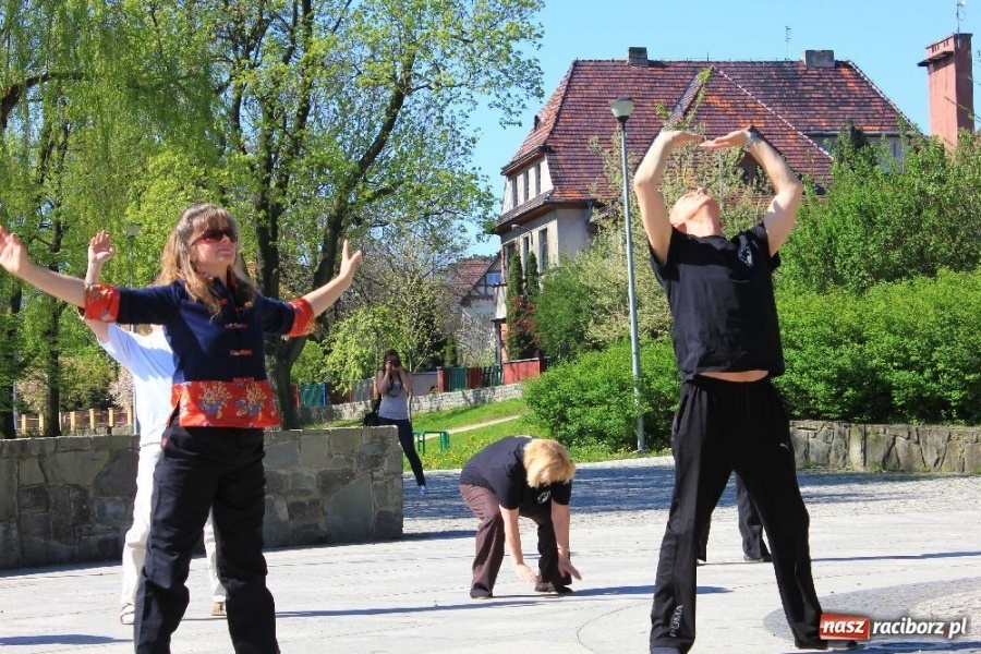 Zdjęcie w galerii na portalu naszraciborz.pl: Światowy Dzień Tai Chi w Parku Roth wiadomości z regionu