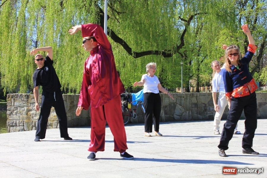 Zdjęcie w galerii na portalu naszraciborz.pl: Światowy Dzień Tai Chi w Parku Roth wiadomości z regionu