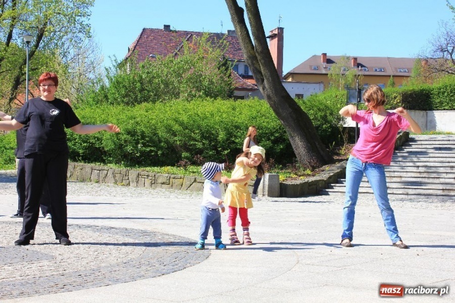 Zdjęcie w galerii na portalu naszraciborz.pl: Światowy Dzień Tai Chi w Parku Roth wiadomości z regionu
