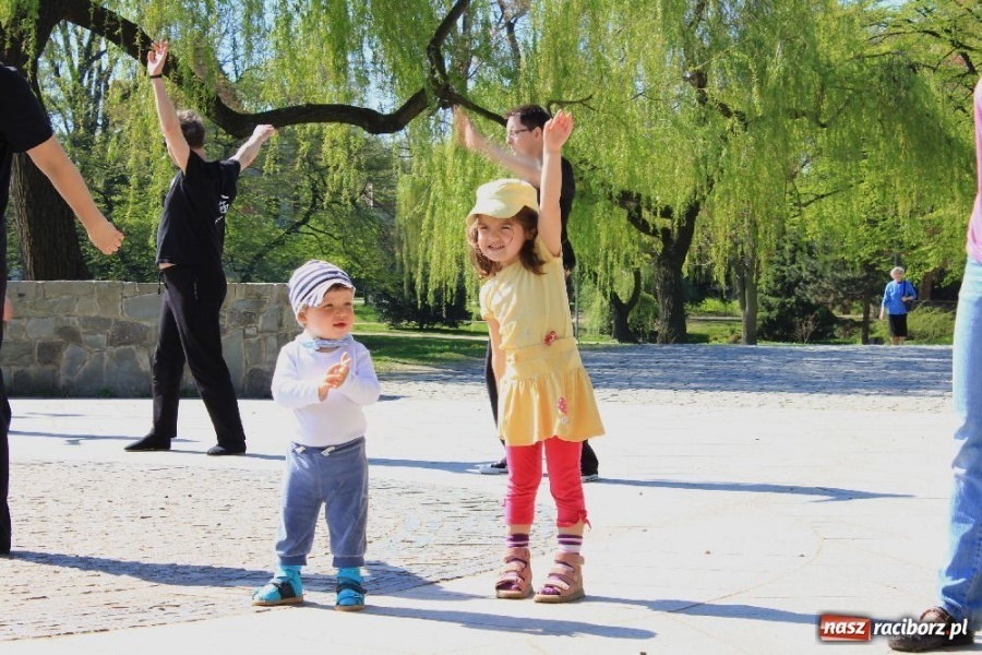 Zdjęcie w galerii na portalu naszraciborz.pl: Światowy Dzień Tai Chi w Parku Roth wiadomości z regionu