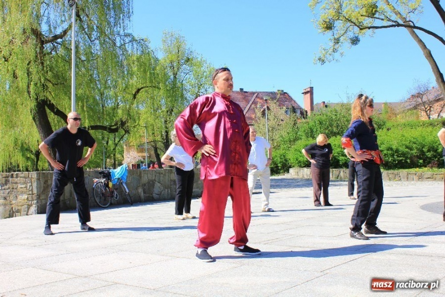 Zdjęcie w galerii na portalu naszraciborz.pl: Światowy Dzień Tai Chi w Parku Roth wiadomości z regionu