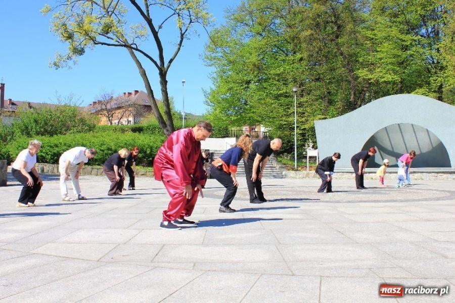 Zdjęcie w galerii na portalu naszraciborz.pl: Światowy Dzień Tai Chi w Parku Roth wiadomości z regionu